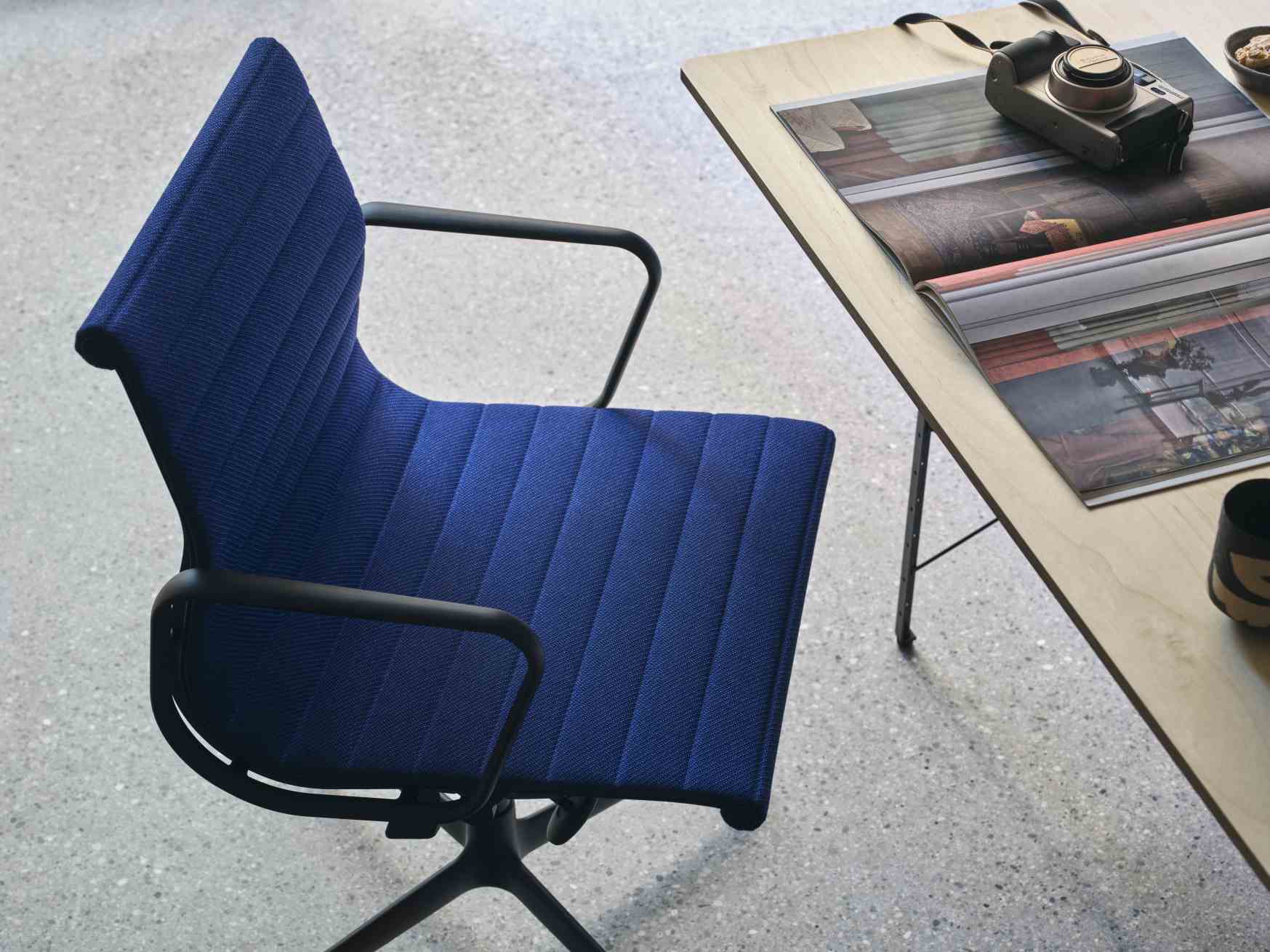 Aluminium Chair EA 132 / EA132 Stuhl Vitra