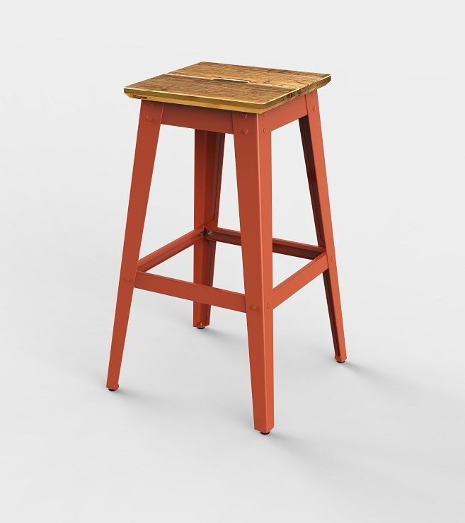 6Grad Barhocker: Küchenhocker aus recyceltem Bauholz mit rot-orangem Metallgestell. Nachhaltiger Hocker für Küche oder Bar.