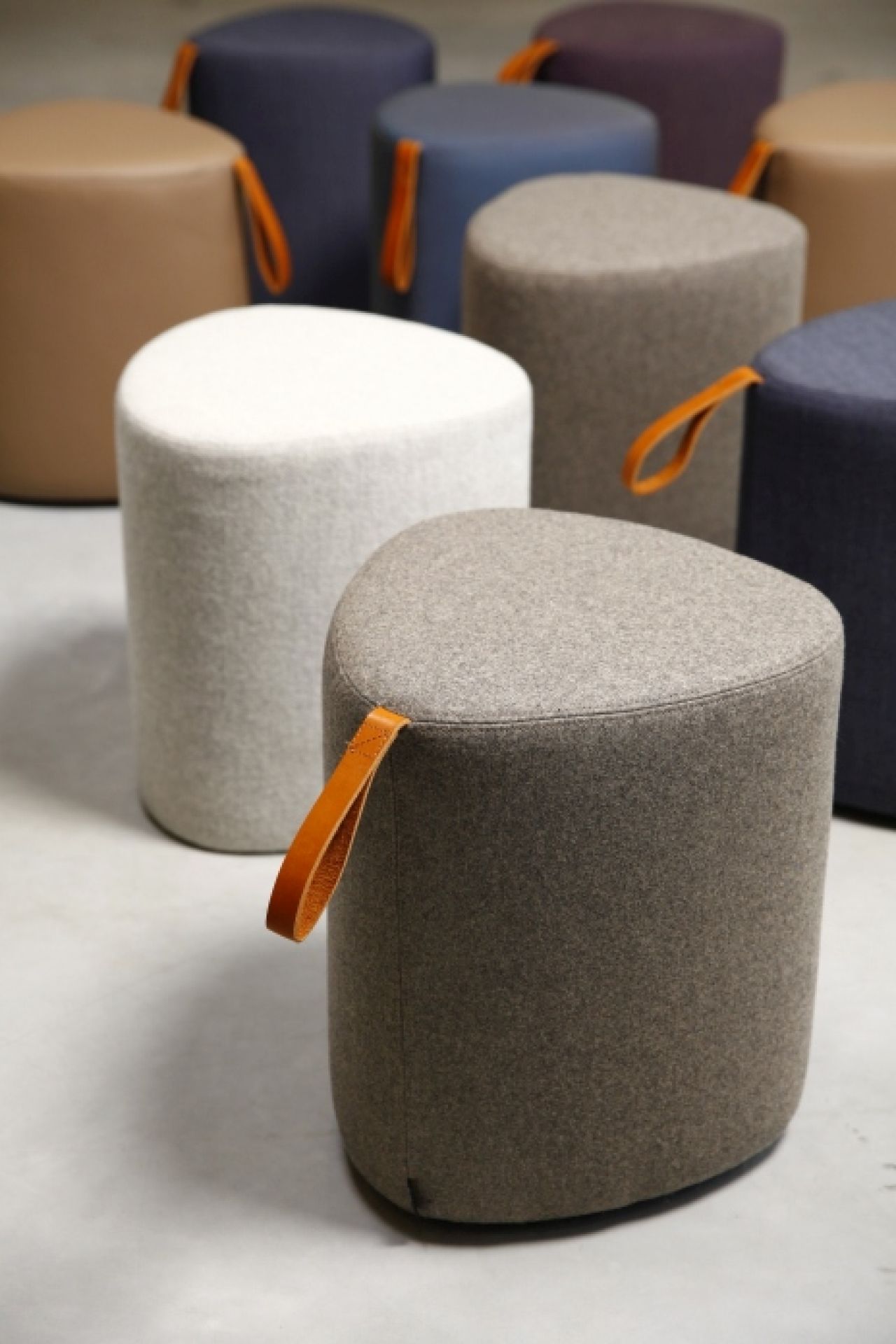 Pully Triangular Hocker Cascando