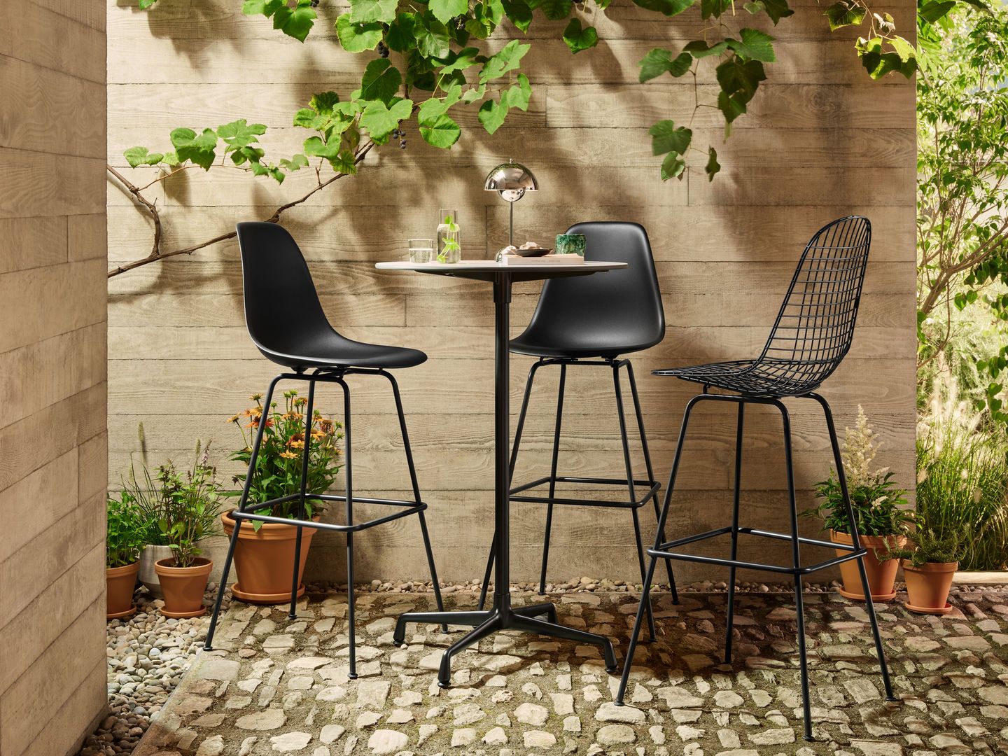 Eames Wire Bar Stool Barhocker Medium mit Sitz- und Rückenpolster Vitra