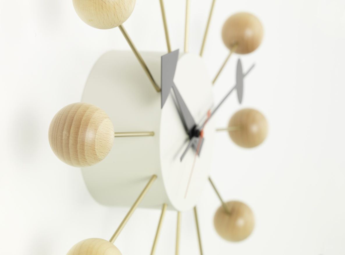 Ball Clock Wanduhr Buche natur Vitra