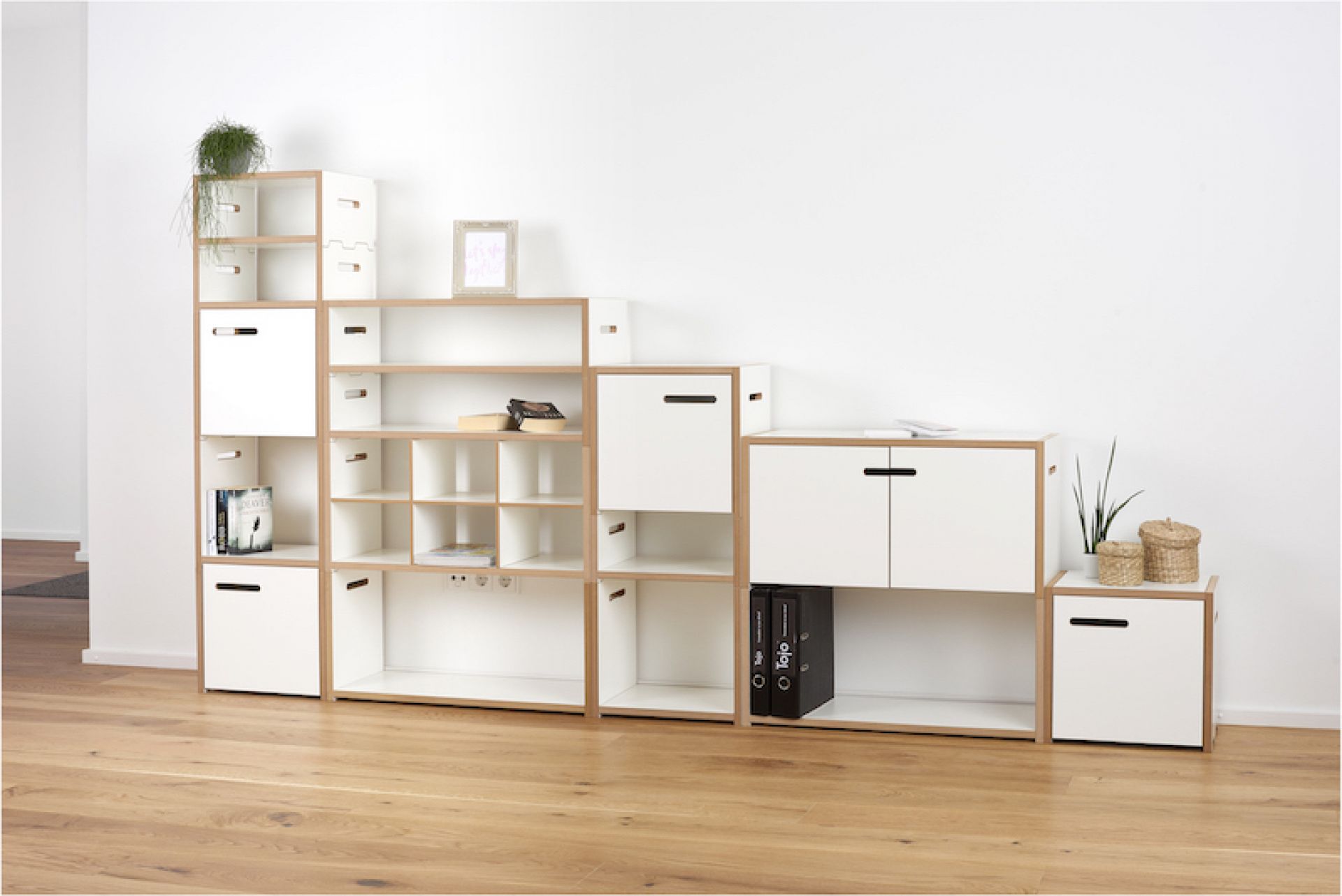 Tojo Halbstark Grundmodul mit Türe links Regalserie Tojo Tojo Halbstark Grundmodul mit Türe links Regalserie Tojo
