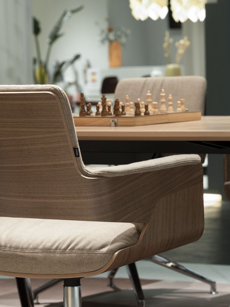 S 847 PVD Drehsessel Thonet