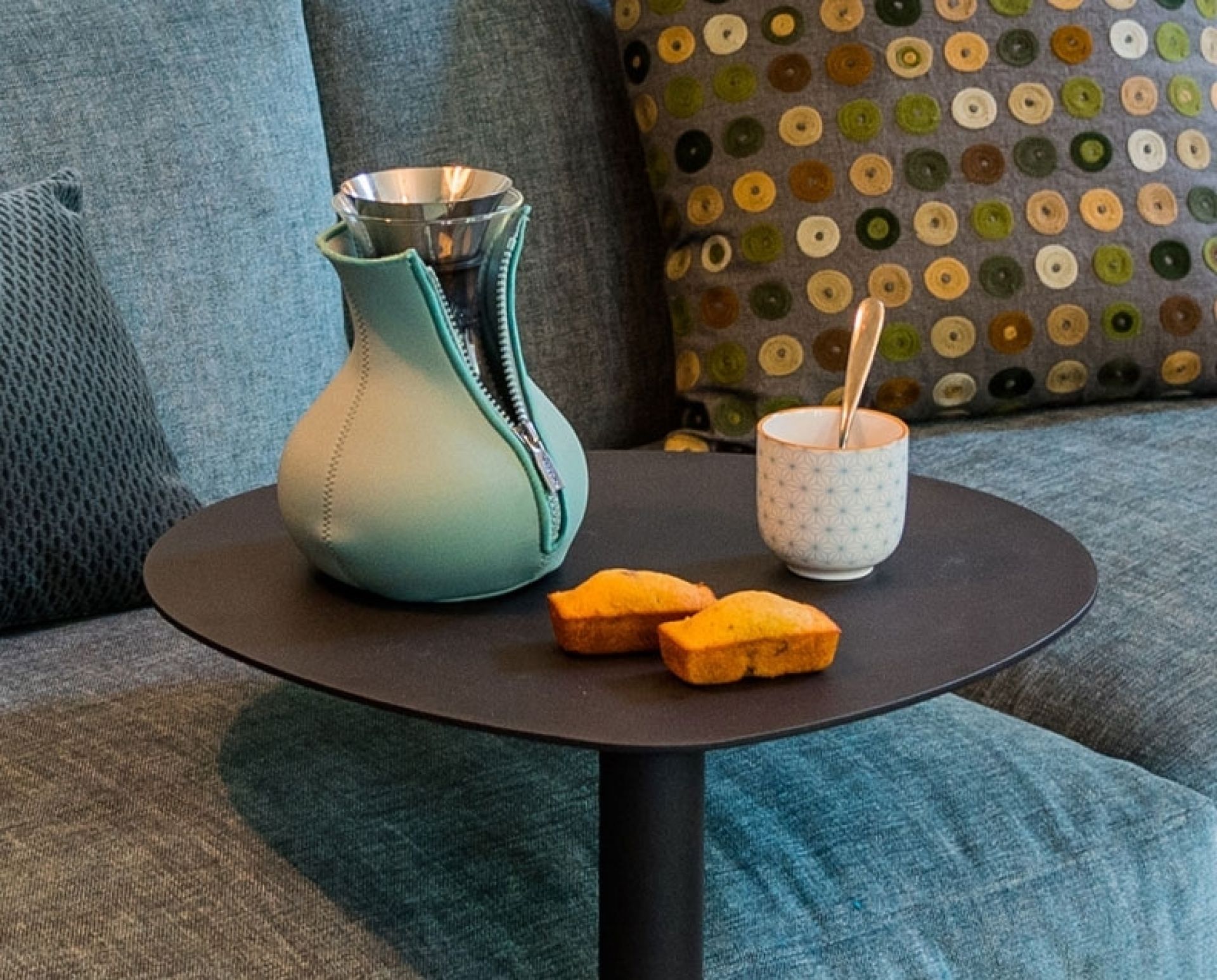 Schwarzer Easy Boy Beistelltisch klein von Segis mit Kaffeebereiter, Tasse und Kuchen auf Sofa.