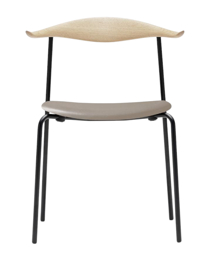 CH88P Stuhl von Carl Hansen & Søn mit Holzlehne und gepolstertem Sitz.