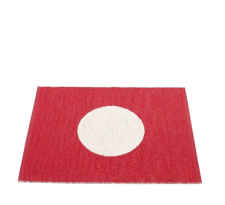 Roter Vera Small One Kunststoffteppich von Pappelina, 70x90 cm, mit großem weißen Punkt.