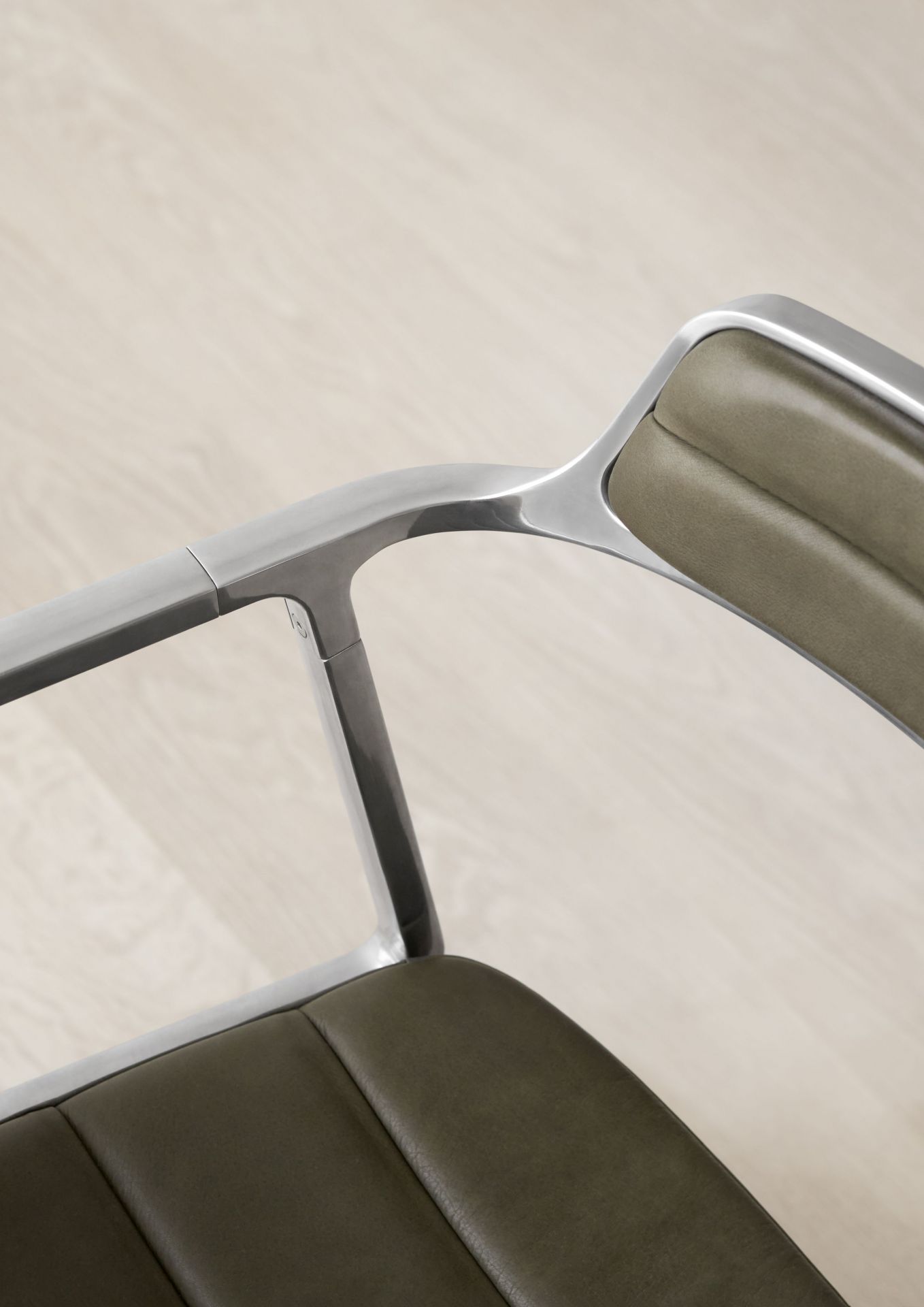 VIPP452 Swivel Stuhl mit Gleitern grünes Leder Vipp VIPP452 Swivel Stuhl mit Gleitern grünes Leder Vipp