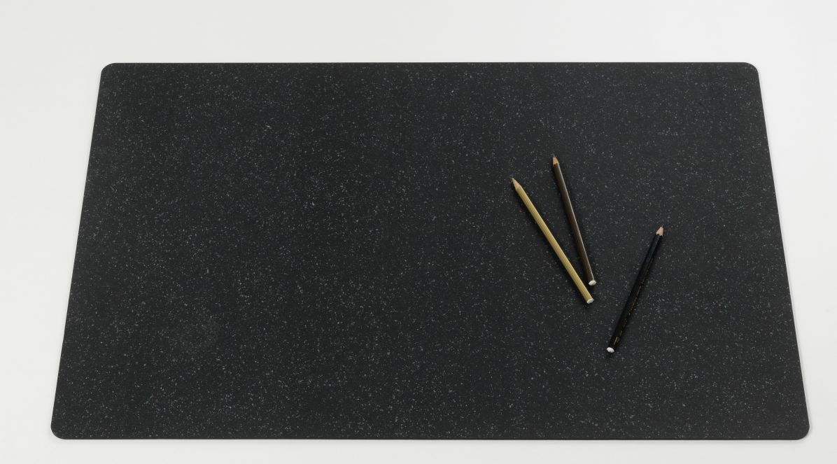 Schwarze Repad Schreibtischunterlage von Vitra mit drei Bleistiften auf weißem Hintergrund, Büroaccessoire für den Schreibtisch.