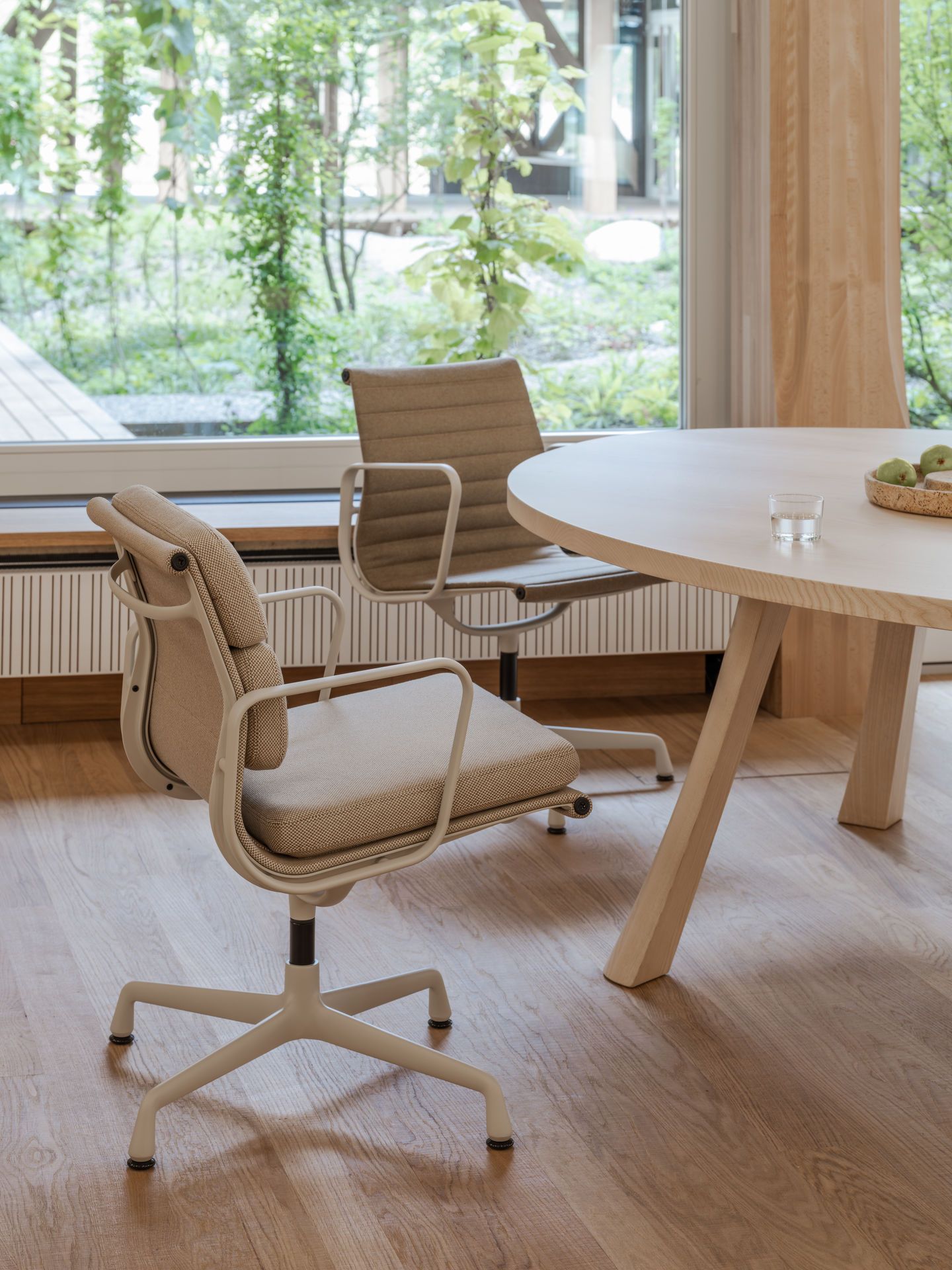 Aluminium Chair EA 107 / EA107 Stuhl Vitra