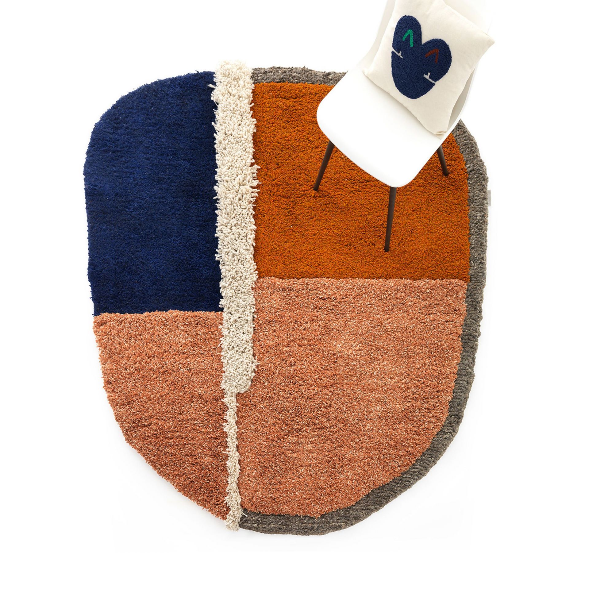 Großer, farbenfroher Nudo Teppich von ames (180x220) mit geometrischem Muster und Fransen.