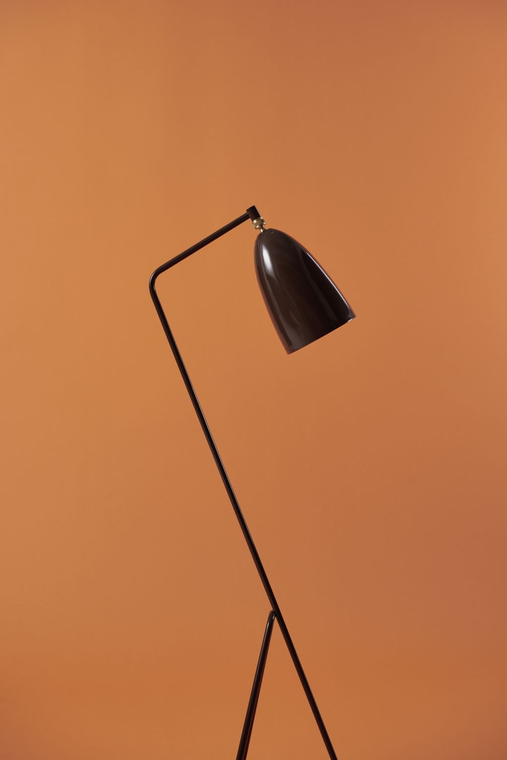 Gräshoppa Stehleuchte in Walnussbraun glänzend von Gubi, modernes Design für Wohnzimmer und Büro.