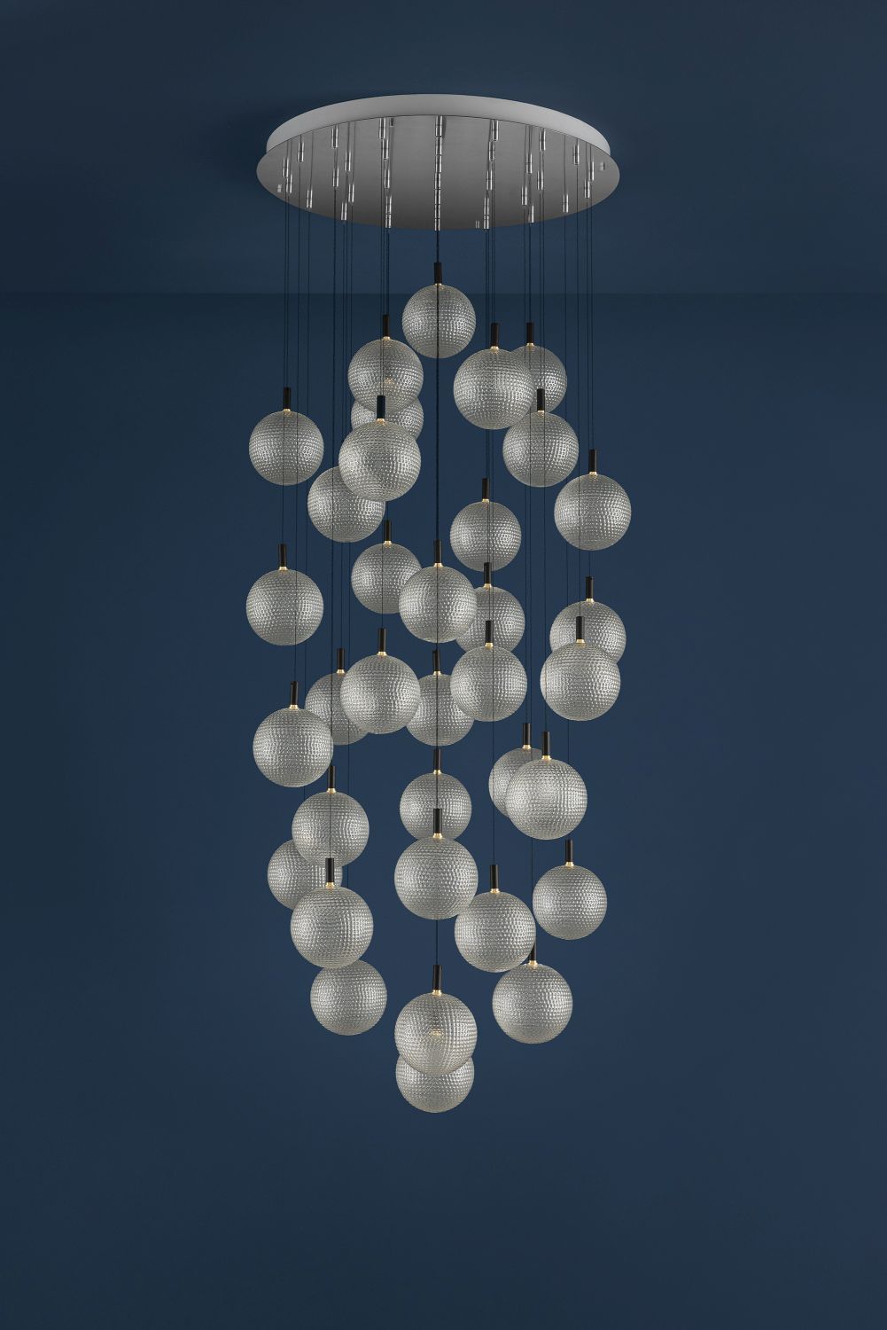 Nahaufnahme der Par Chandelier Hängeleuchte von Catellani & Smith mit vielen Glaskugeln.