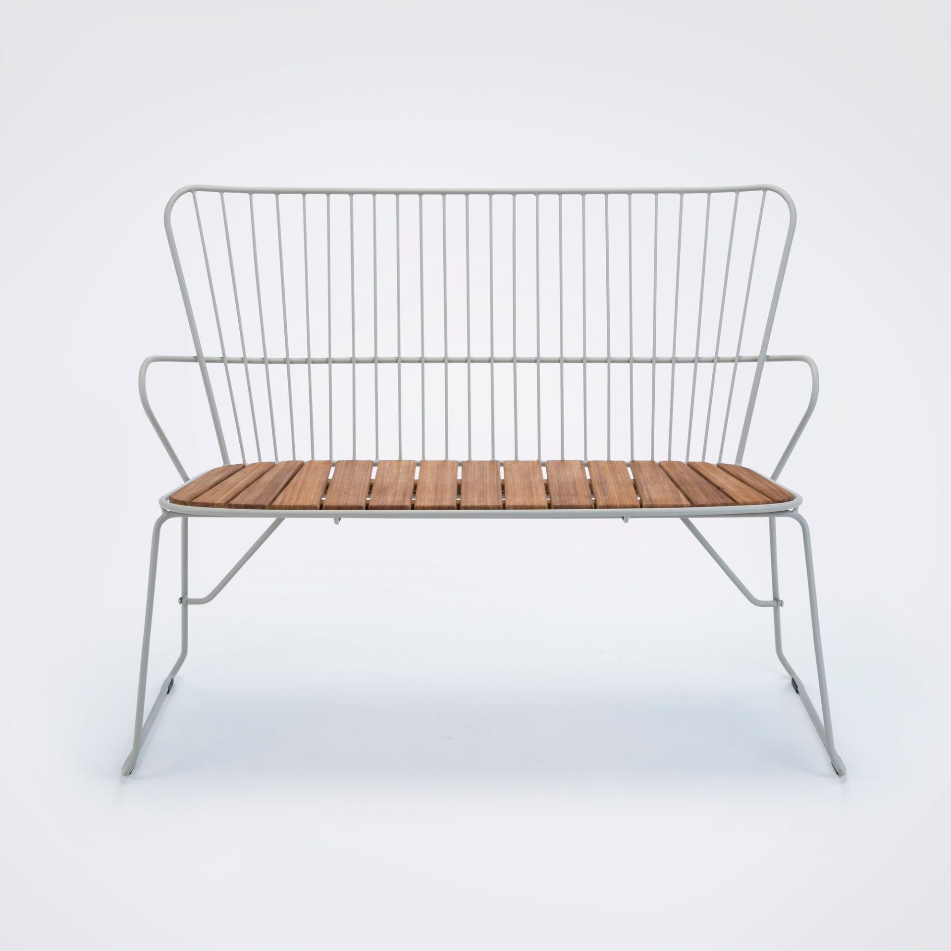 Weiße Paon Gartenbank von Houe mit Holzlatten, moderne Outdoor Bank für Garten und Terrasse.