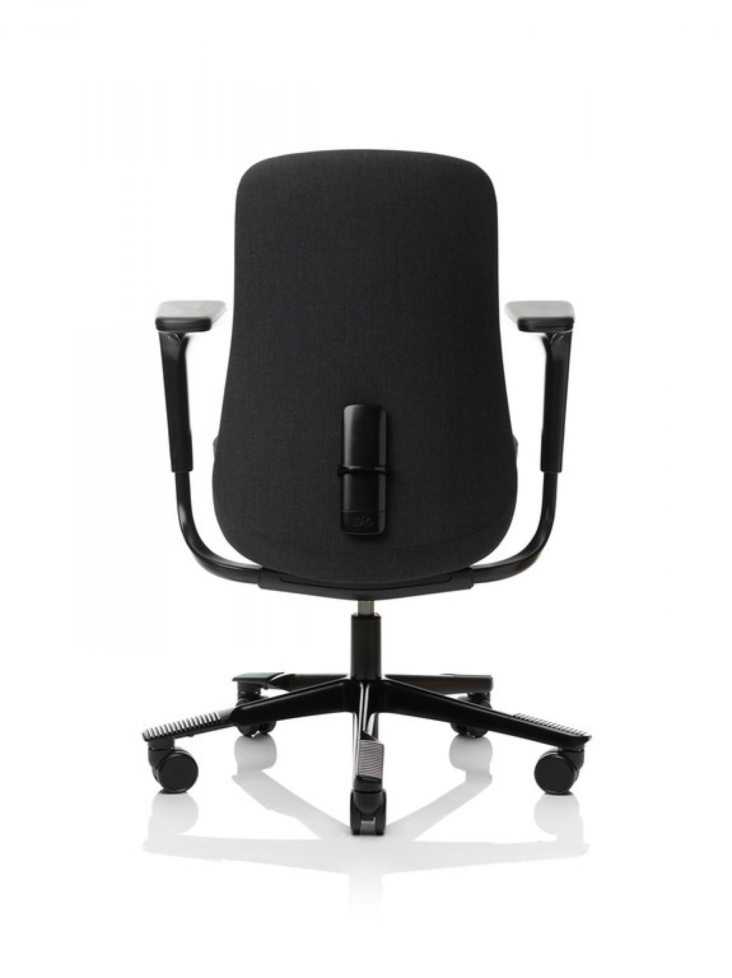 Rückansicht des schwarzen Sofi Arbeitsstuhls 7200 HAG mit Armlehnen und Rollen. Bürostuhl für ergonomisches Sitzen.