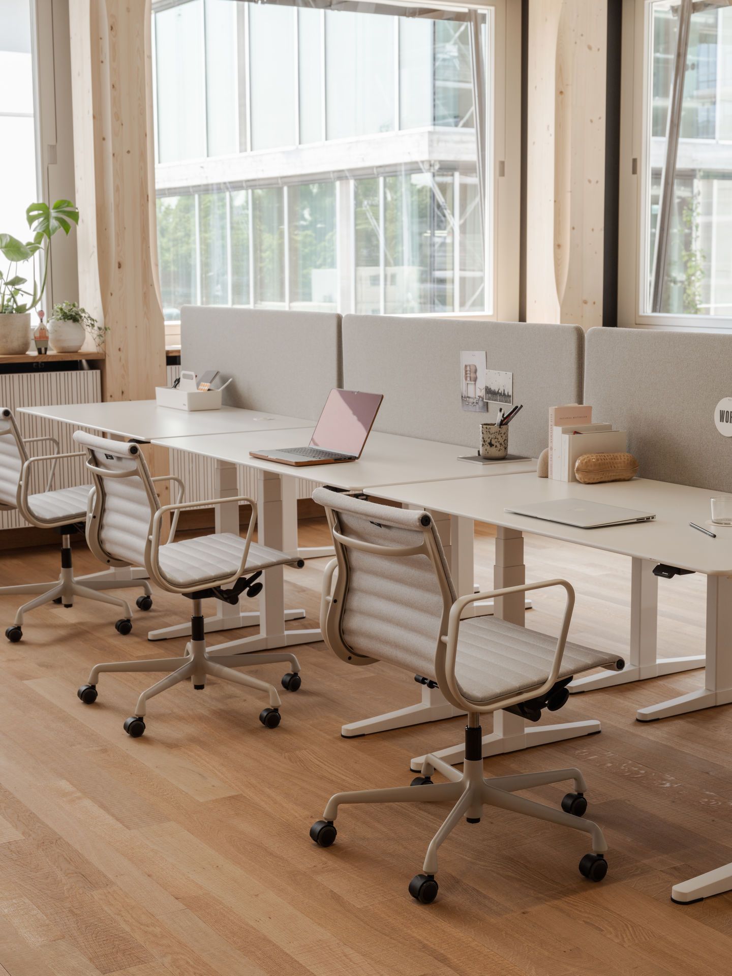 Aluminium Chair EA 118 / EA118 Stuhl Vitra