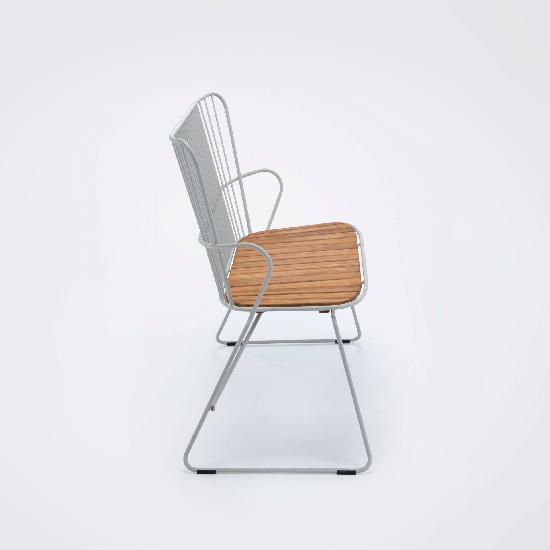 Paon Bank für den Außenbereich von Houe in Weiß, Seitenansicht. Gartenbank mit Holzsitzen.