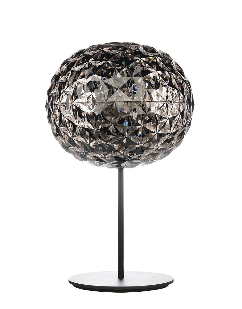 Planet Tischleuchte von Kartell, 53 cm, in Rauch. Moderne Designlampe mit facettiertem, kugelförmigem Lampenschirm.