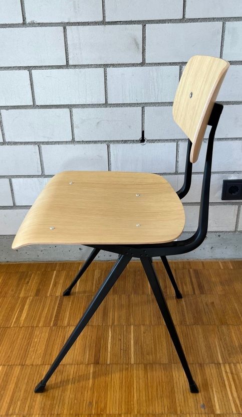Result Chair Stuhl EICHE LACKIERT / STAHL SCHWARZ PULVERBESCHICHTET Hay AUSSTELLUNGSSTÜCK