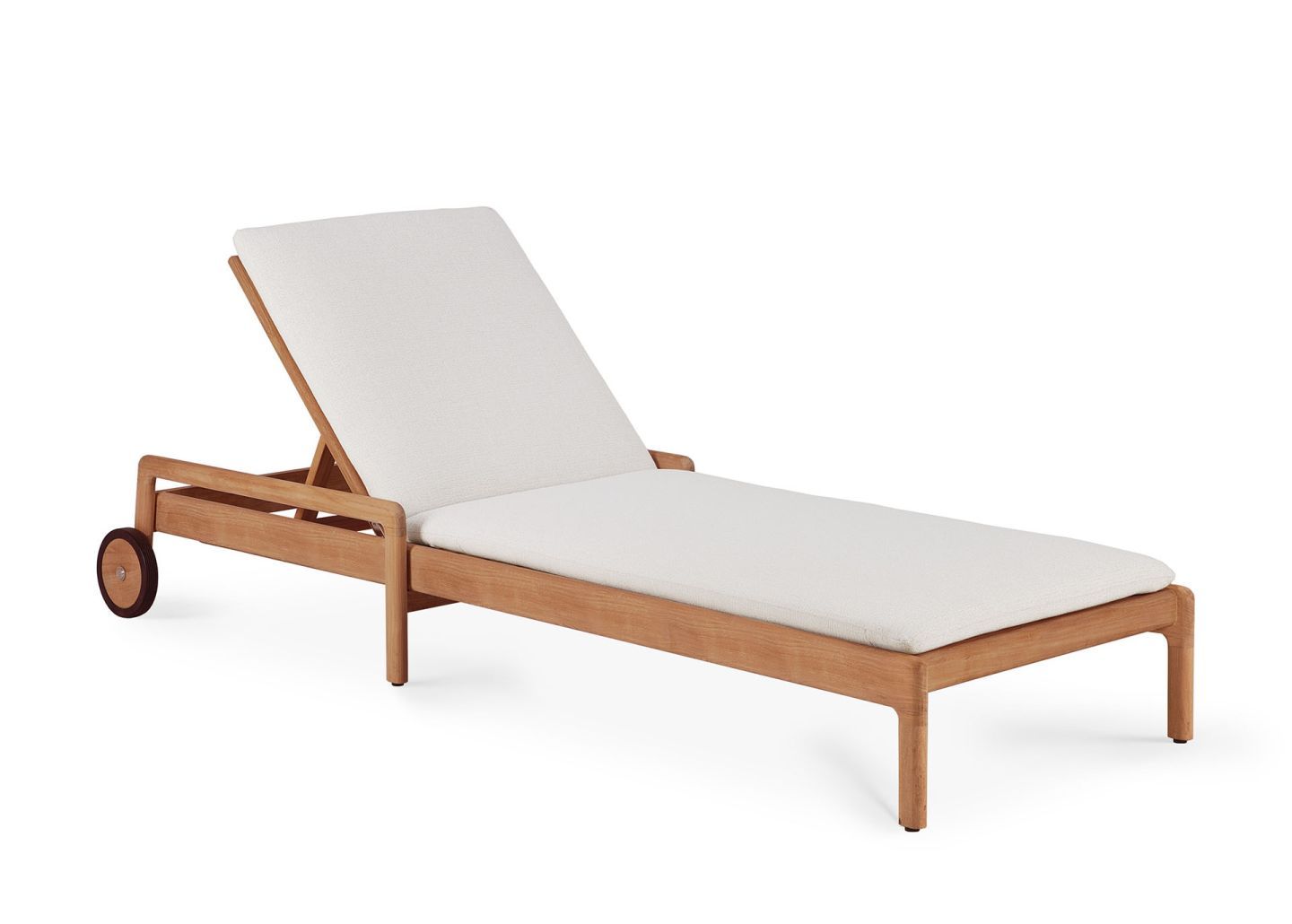 Jack Outdoor Liege aus Teakholz mit verstellbarer Rückenlehne und weißen Polsterauflagen.