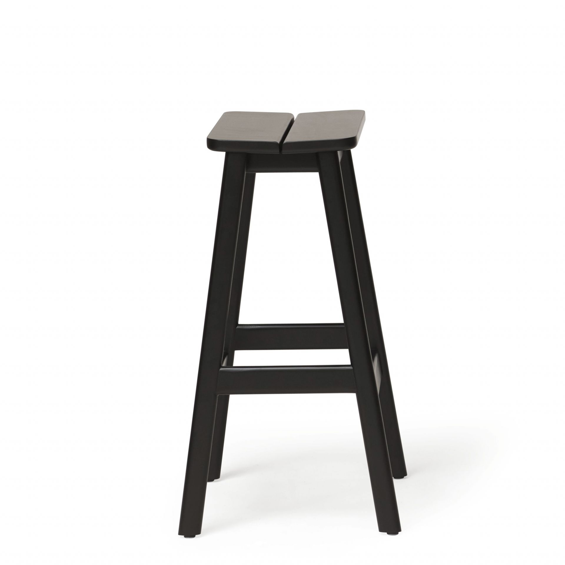 Angle Standard Barhocker Form & Refine Angle Barhocker von Form & Refine, schwarz gebeizt, aus Holz, für Küche und Bar.