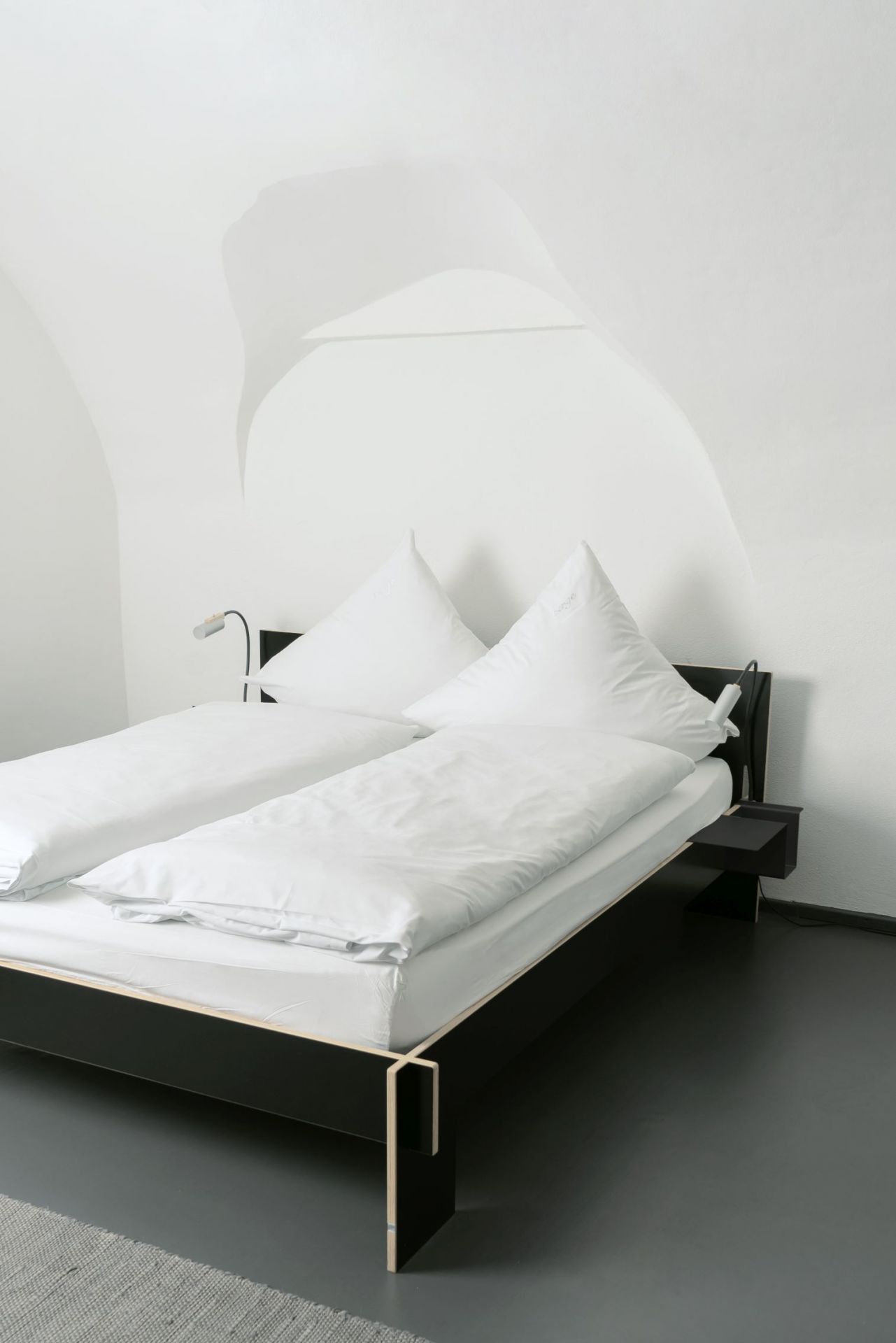 Siebenschläfer Bett mit Kopfteil Nils Holger Moormann